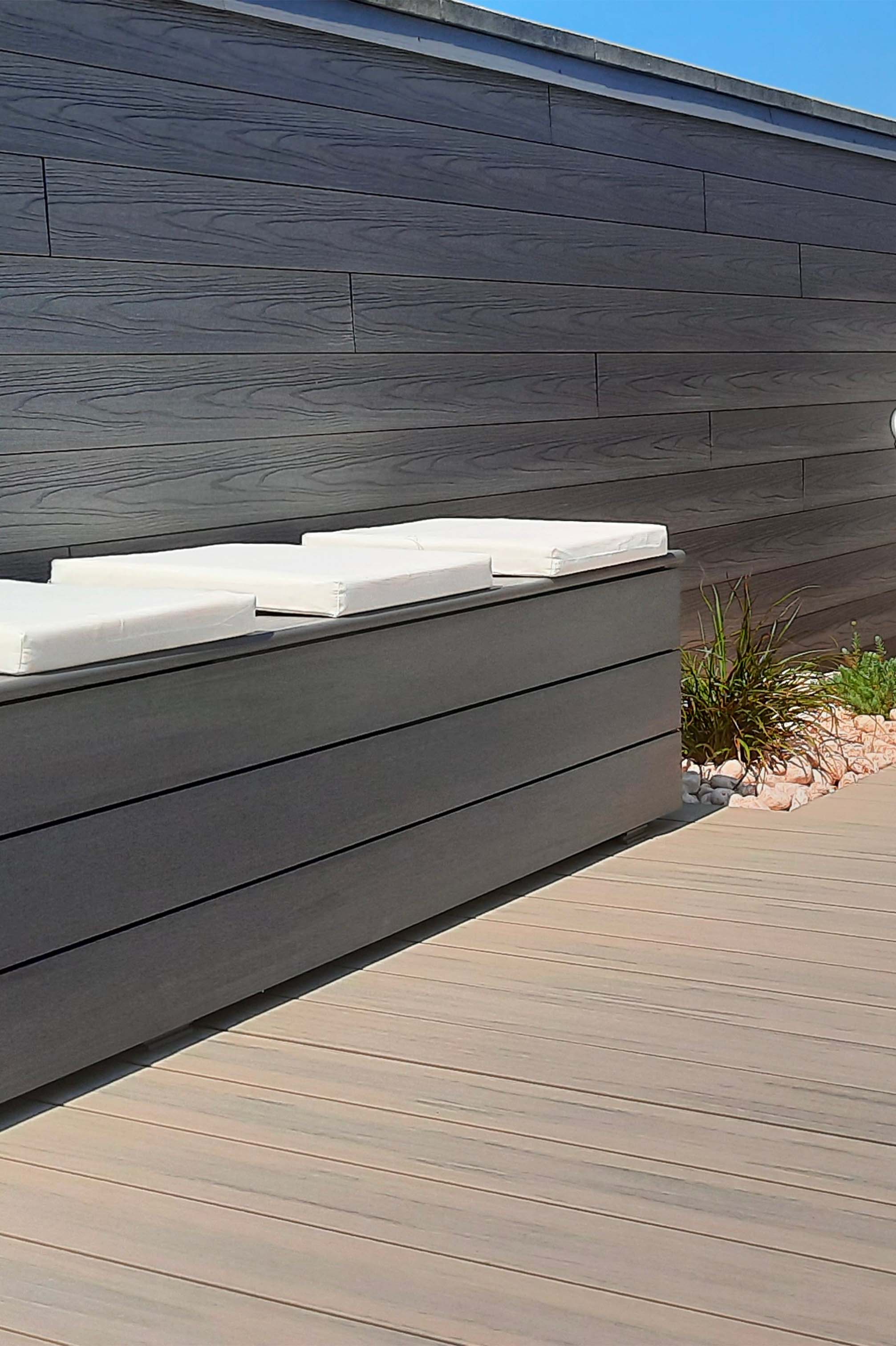 mur et banquette en bardage UltraProtect bois composite teinte anthra et finitions structurées mur et banquette en bardage UltraProtect bois composite teinte anthra et finitions structurées