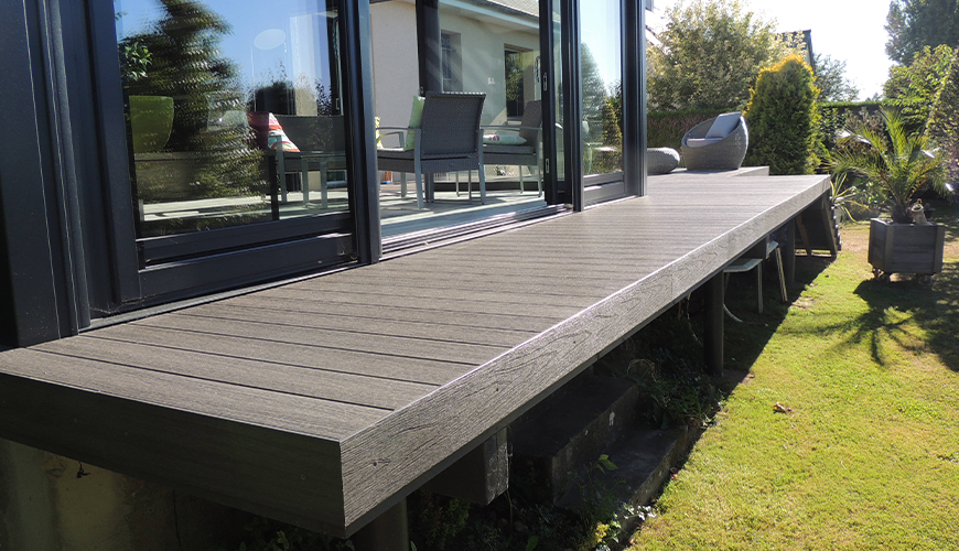 terrasse surélevée sur pilotis en bois composite couleur gris foncé anthra neowood