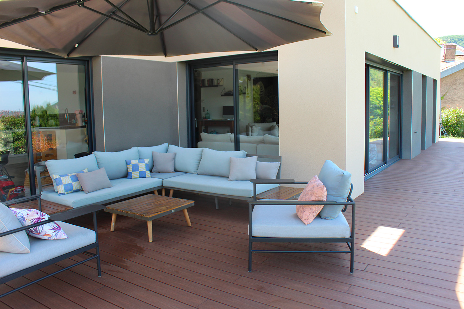 salon de jardin maison moderne avec terrasse ultraprotect imitation bois