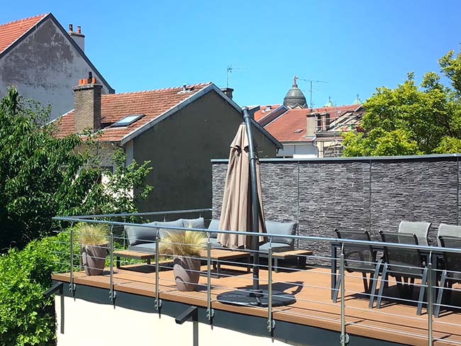 balcon en toit terrasse avec revêtement de sol en bois composite UltraProtect couleur teck