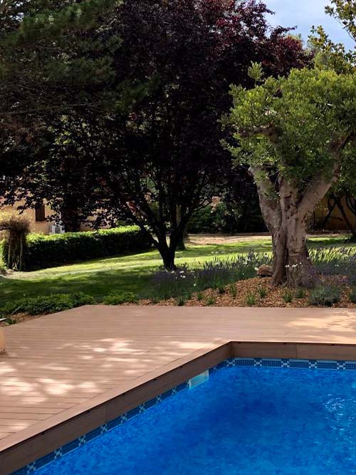jardin provençal avec piscine et terrasse composite teck neowood installé par Auffray Paysage