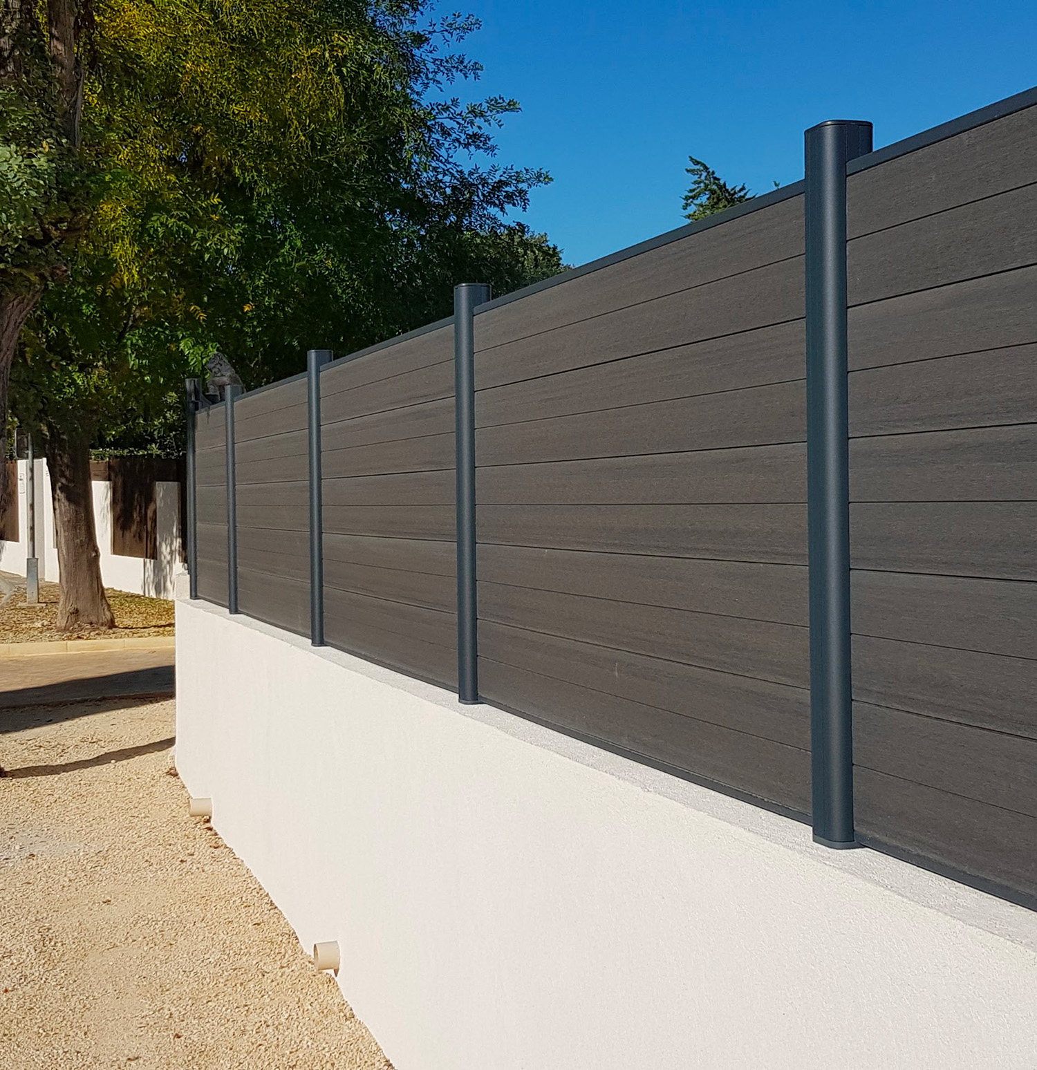 clôture composite ultraprotect sur muret 