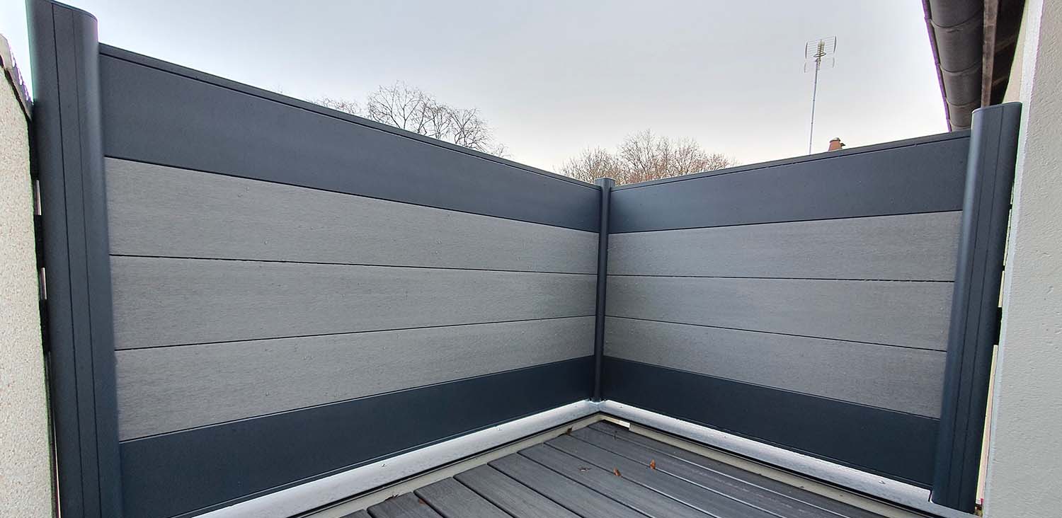 clôture composite teinte béton et aluminium