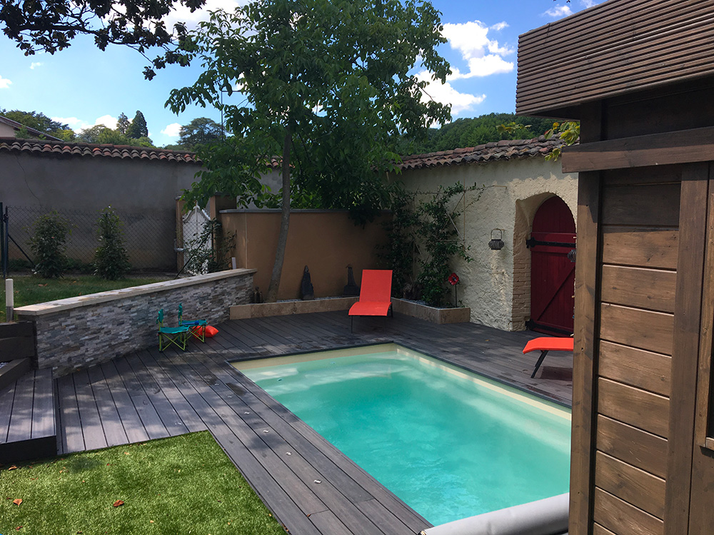 terrasse composite anthra en contour de piscine