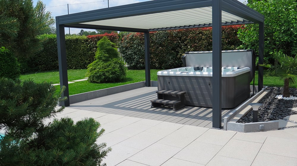 espace détente avec spa et terrasse composite teinte béton