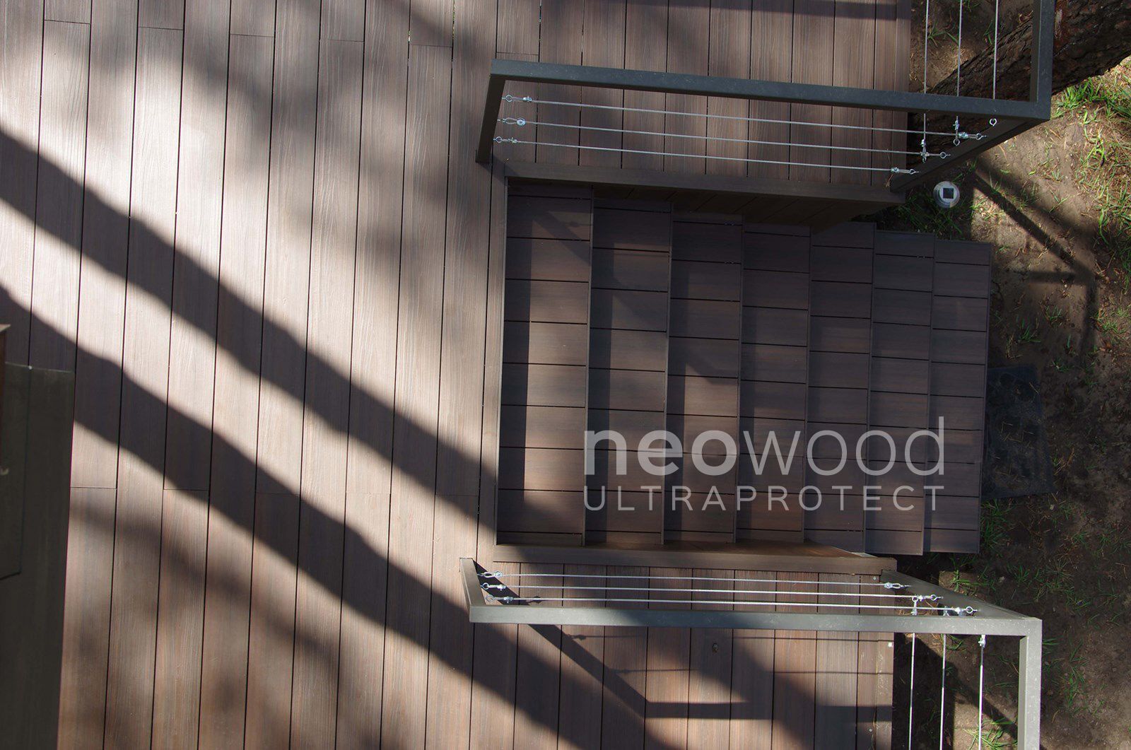 escalier en lame composite teinte noyer neowood