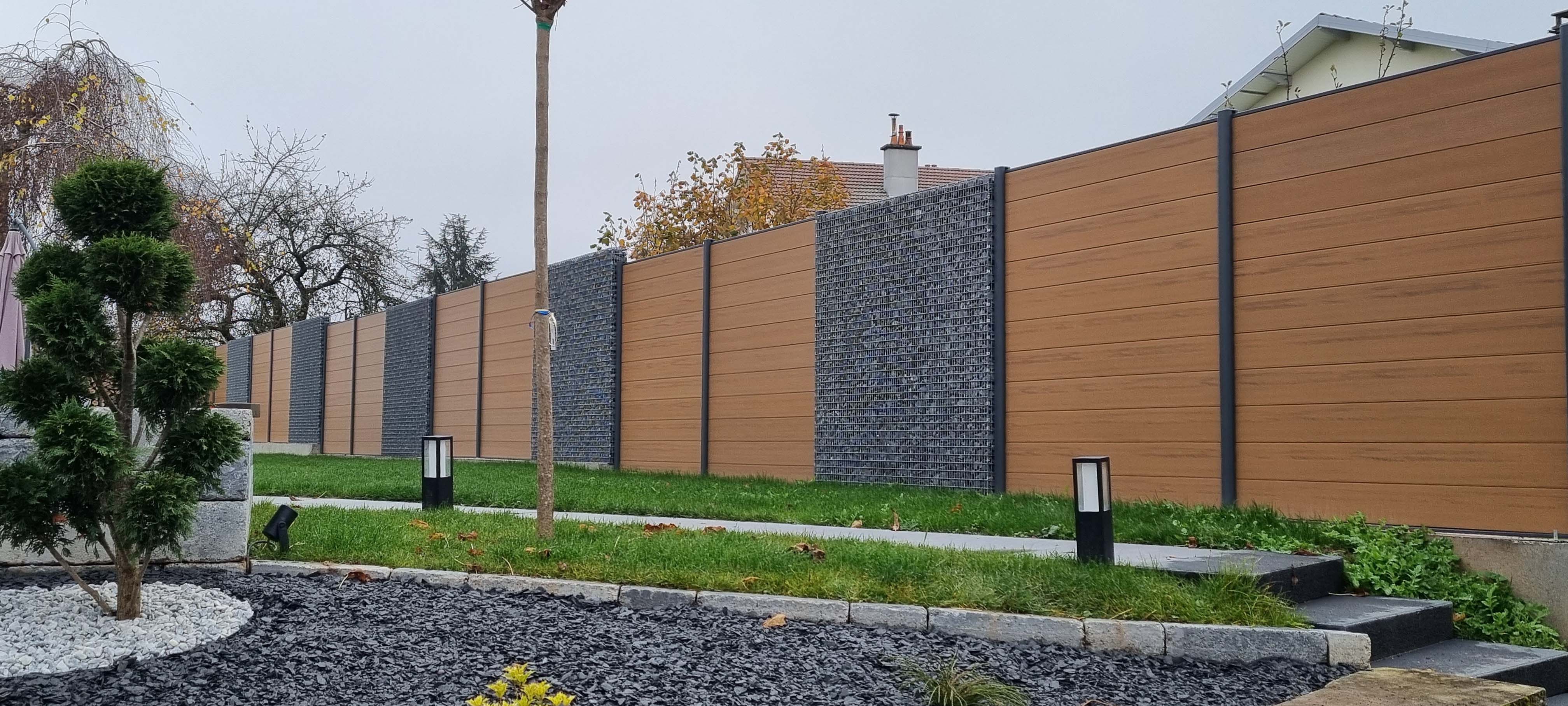 panneaux de clôture composite teinte teck par neowood avec clôture en gabion