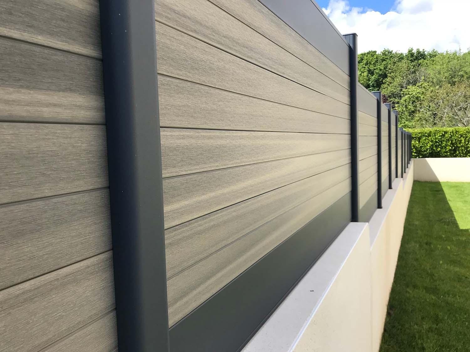 clôture aluminium et composite couleur sable sur muret
