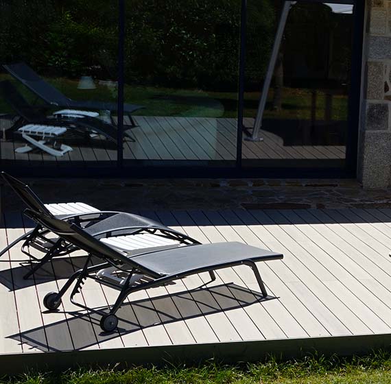 espace détente et bronzage sur une terrasse composite couleur sable par neowood