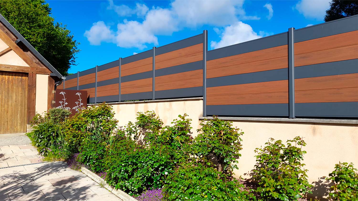 clôture mixte aluminium et bois composite teinte ipé neowood