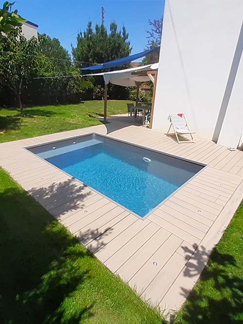 terrasse en bois composite UltraProtect teinte sable en contour de piscine