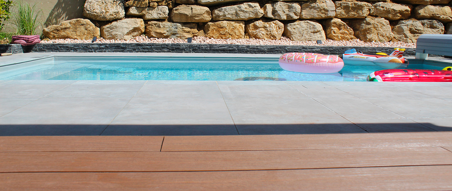 terrasse mixte bois composite imitation teck neowood et dalles céramique par BCR Terrasse