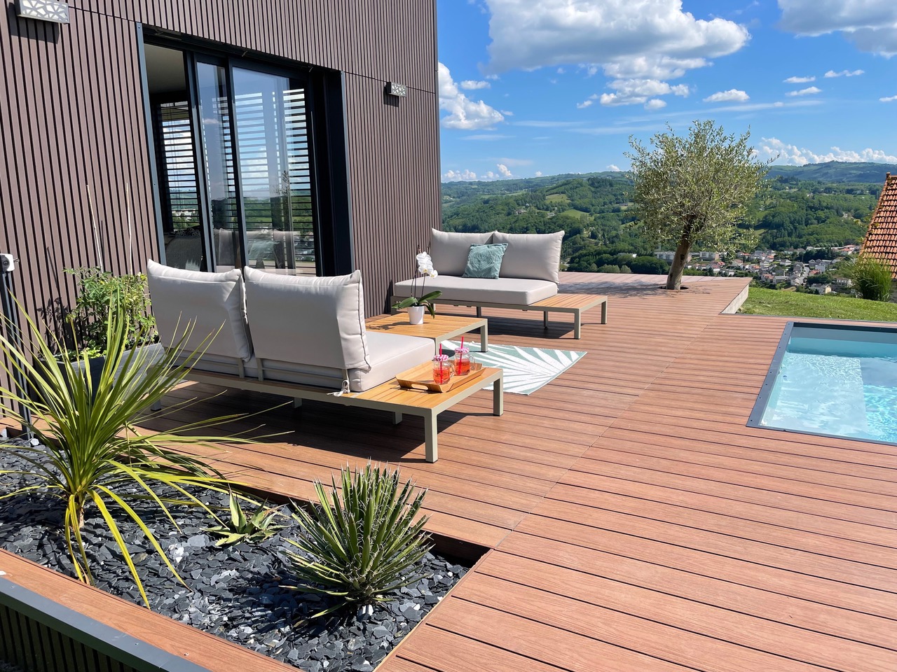 salon de jardin sur terrasse composite imitation bois teinte ipé
