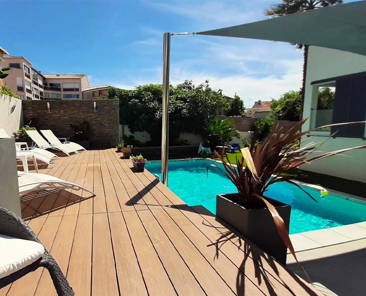 terrasse de piscine en bois composite neowood teinte tecl