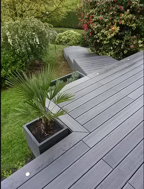 escalier en bois composite ultraprotect teinte anthra gamme Expression et finitions rainurées, installé par BCR terrasse