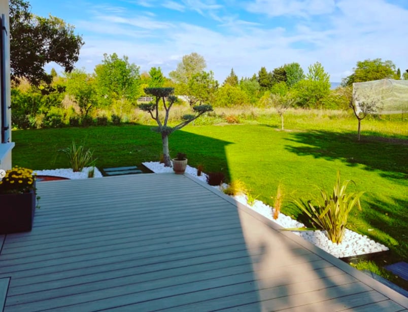 Projet terrasse composite neowood couleur sable par la SARL Durbesson