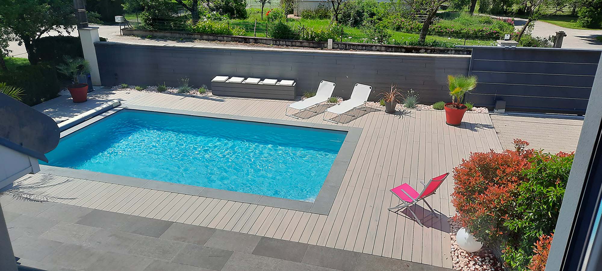 piscine avec terrasse composite teinte sable et bardage composite ultraprotect couleur anthra