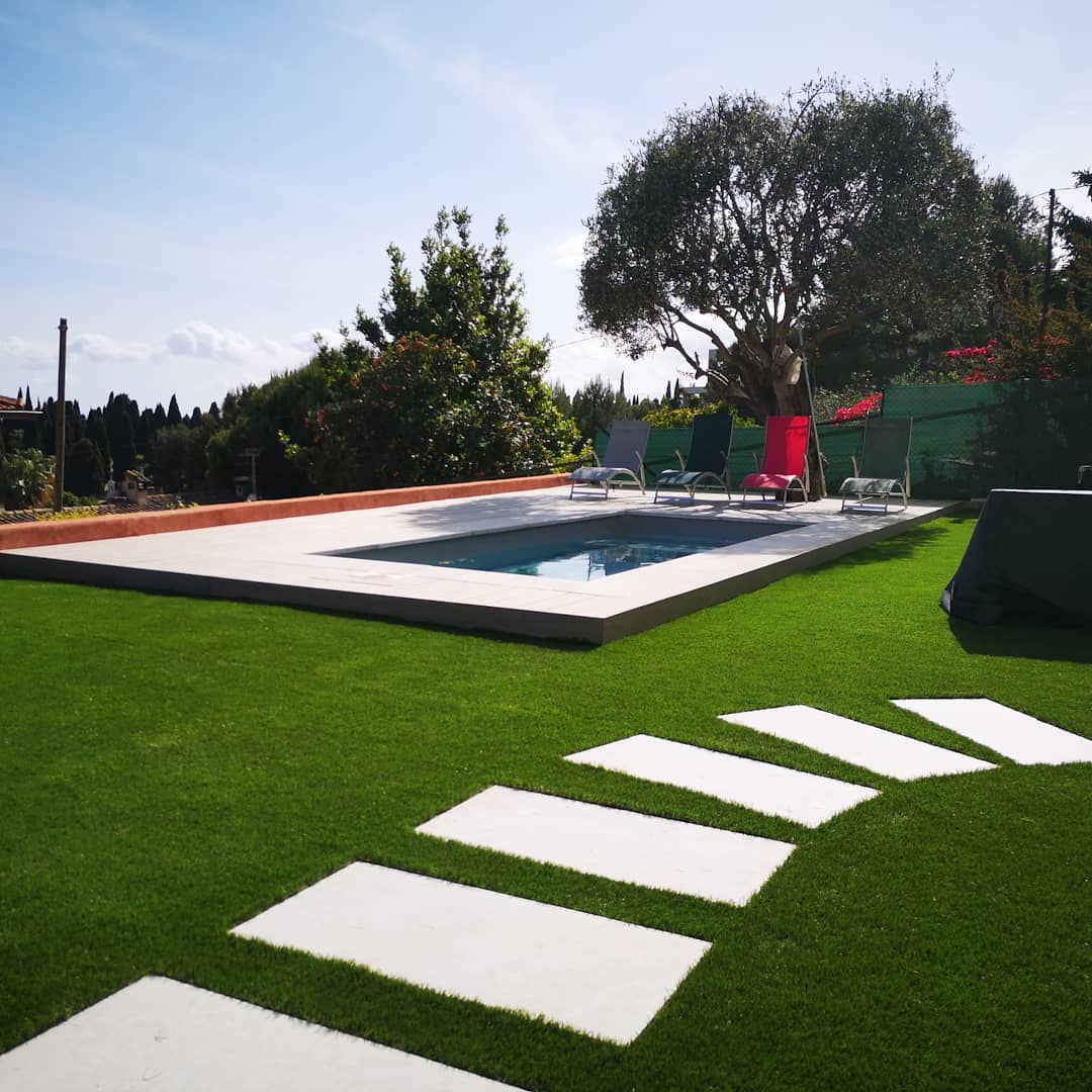 aménagement extérieur avec gazon synthétique, chemin en dalle et terrasse composite béton neowood installé par abc jardins aménagement extérieur avec gazon synthétique, chemin en dalle et terrasse composite béton neowood installé par abc jardins