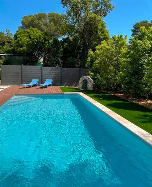 clôture composite neowood couleur anthra en contour de piscine 