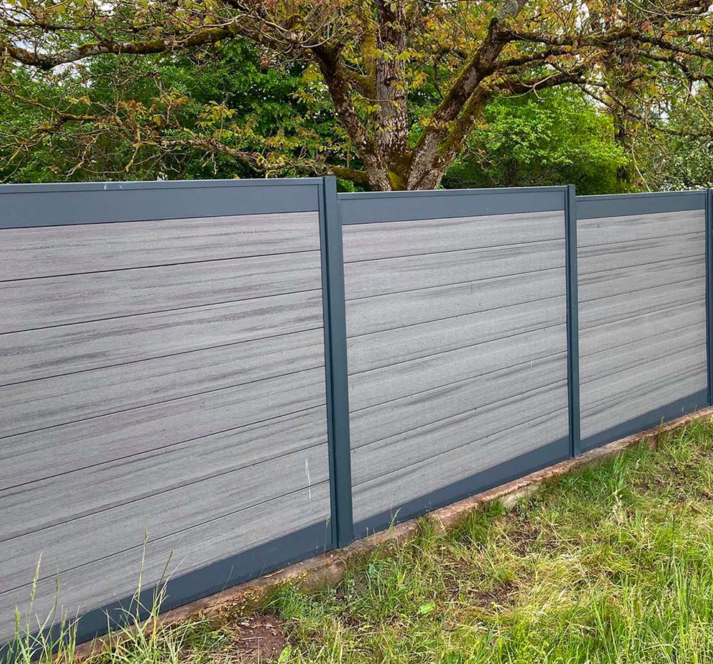 clôture composite anthra et aluminium fabriqué par neowood et installé par la Serrurerie Métallerie Trautmann