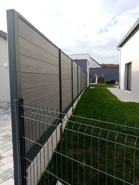 cloture sur soubassement avec panneaux en bois composite teinte anthra par Trautmann cloture sur soubassement avec panneaux en bois composite teinte anthra par Trautmann