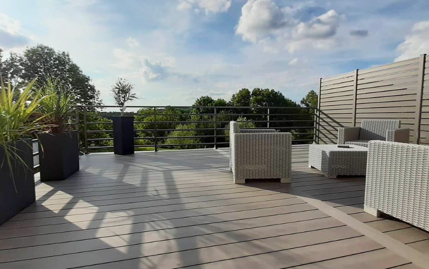 terrasse sur le toit avec bois composite UltraProtect teinte sable