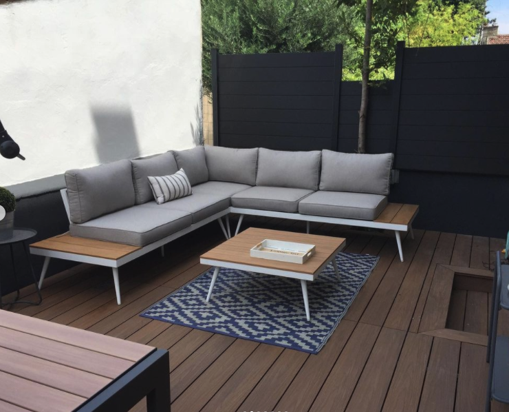 terrasse moderne et épuré avec sol imitation bois en composite teck structuré par neowood