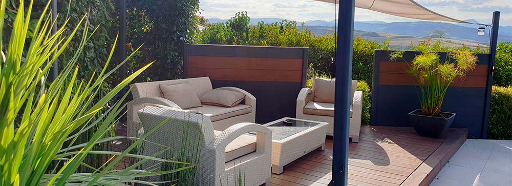 terrasse ombragée avec deux panneaux de clôture aluminium et deux lames composite ultraprotect teinte teck