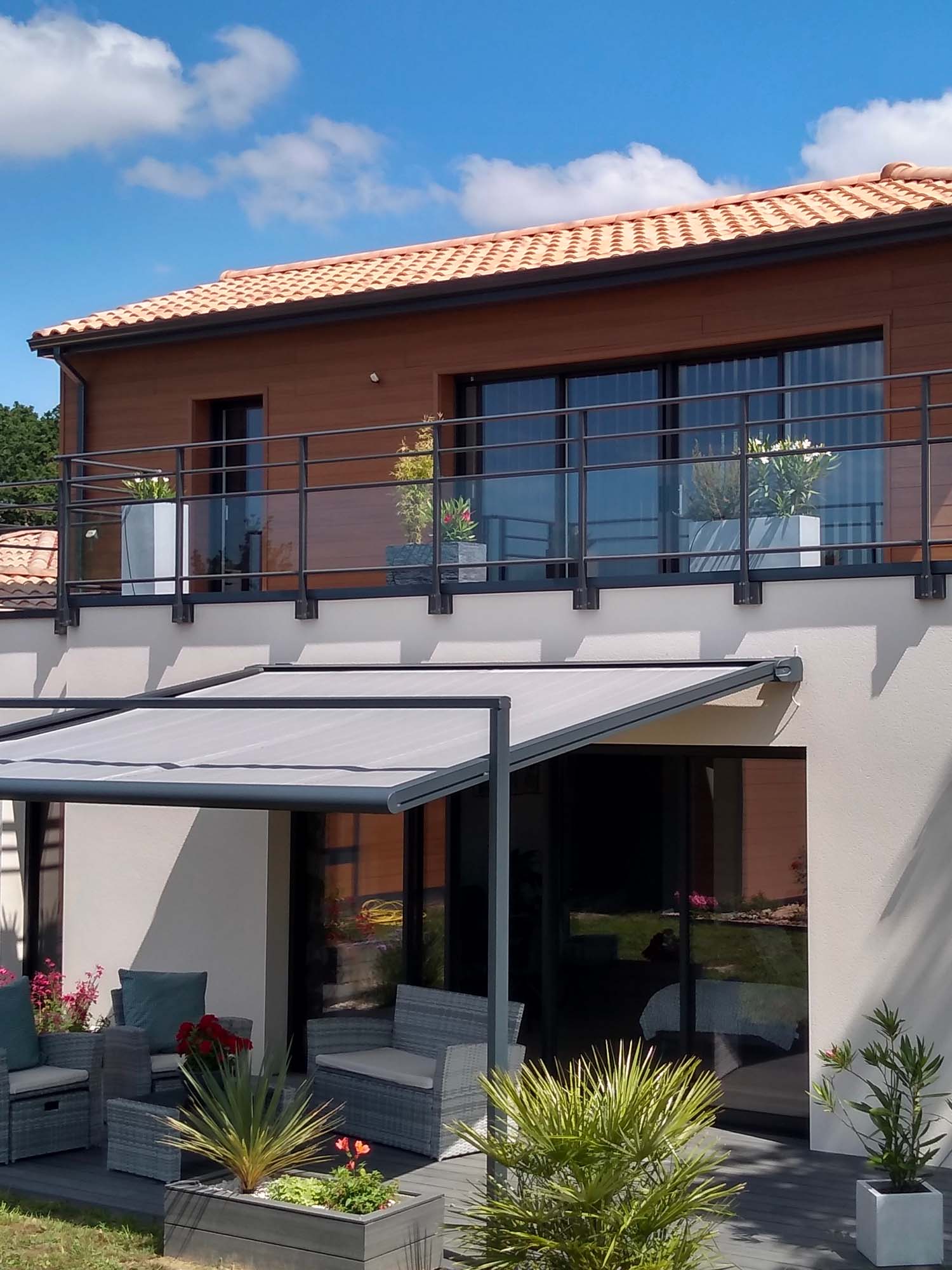 maison moderne avec bardage composite pose horizontale couleur teck imitation bois
