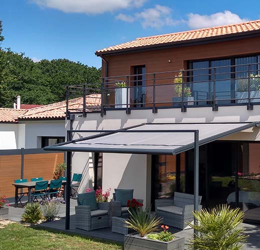 Maison avec bardage et clôture composite teinte teck et aluminium