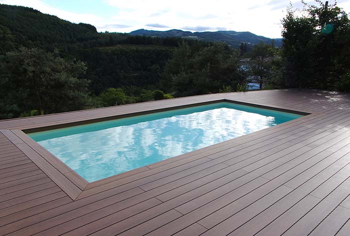terrasse contour piscine avec vue en bois composite ultraprotect ipé